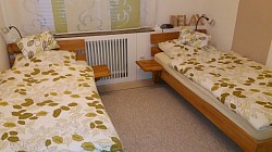Schlafzimmer mit zwei Einzelbetten